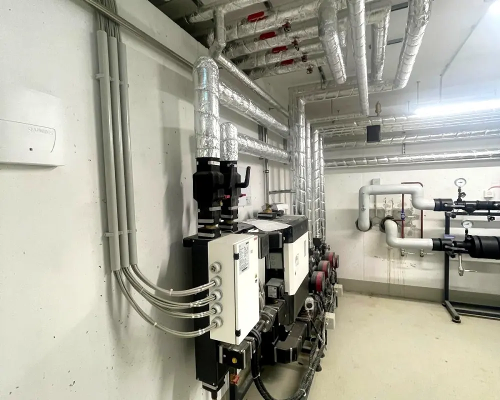 Plant room with insulated pipework and heating distribution in Berlin