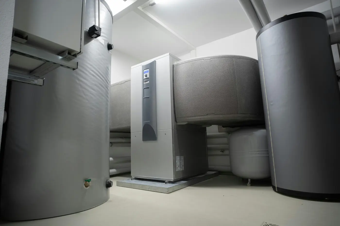 Heat pump with storage tanks in a boiler room in Berlin